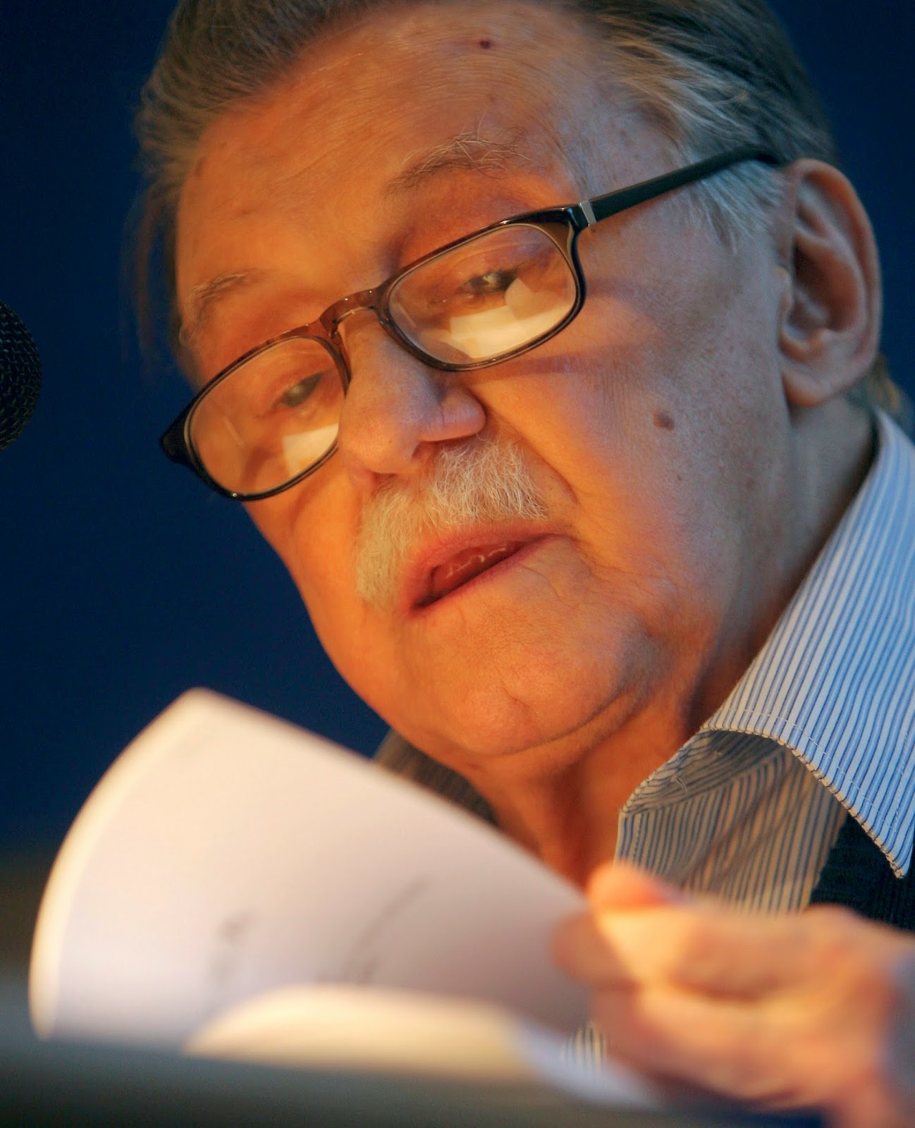 Comunistas Poetas: Mario Benedetti : LA POESÍA NO ES