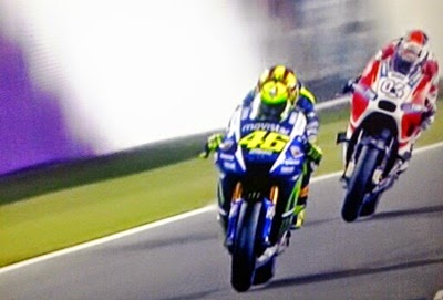 Foto G. LM, adelantamiento de Rossi a Dovizioso.