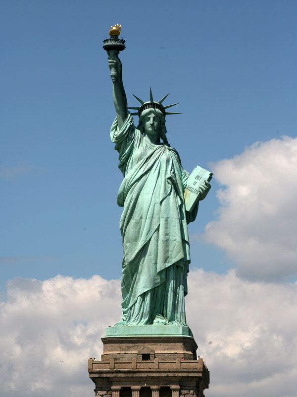 من أفضــ ــل المناآطق السيآاحية بالعآلــــــم ... Statue+of+liberty+Twitter