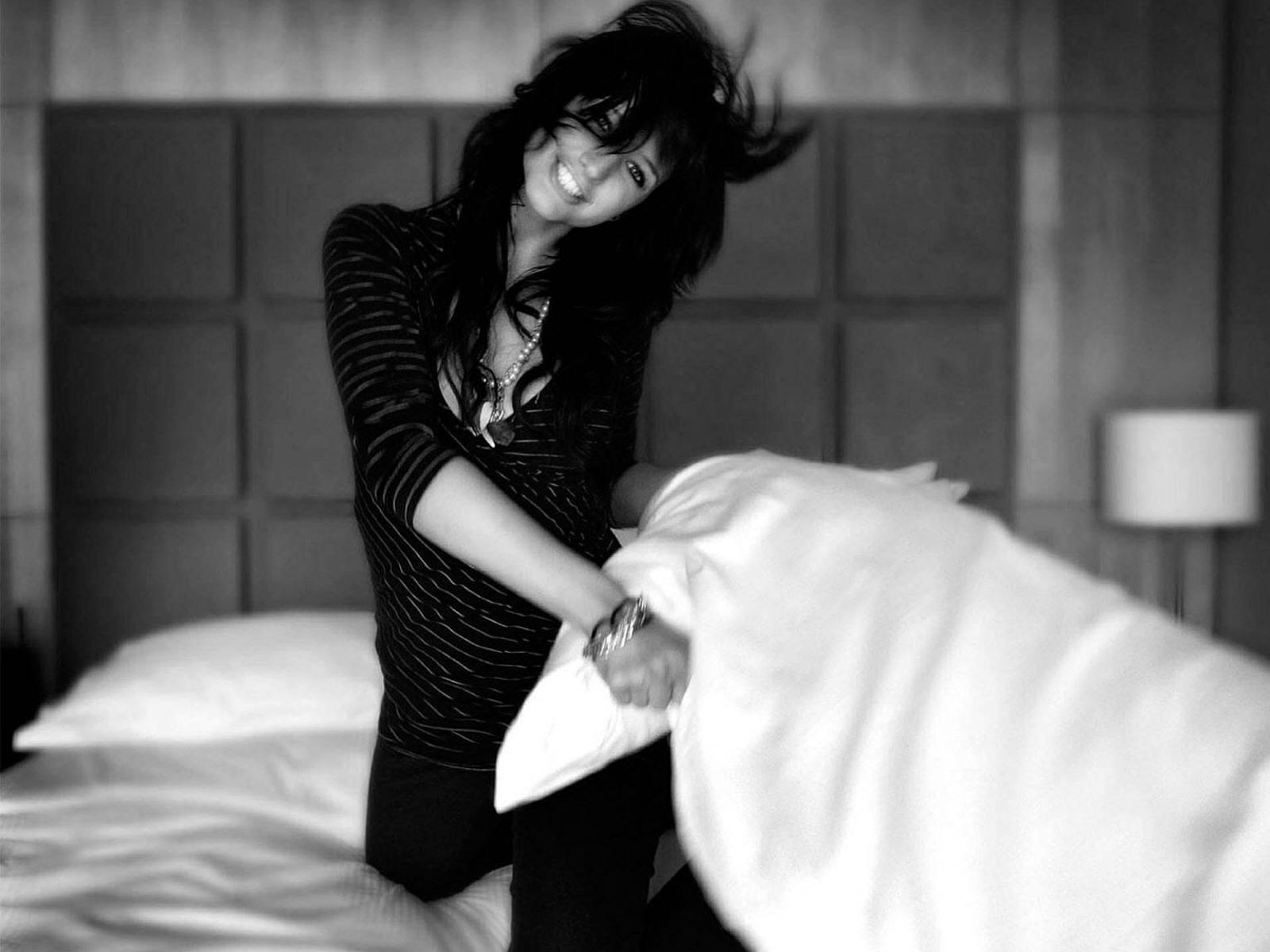 http://2.bp.blogspot.com/-WJVB_RQXr9o/TeqXl_s2hEI/AAAAAAAAApc/d3aAcvVREnI/s1600/ashlee_simpson_grayscale_desktop_wallpaper_38044.jpg