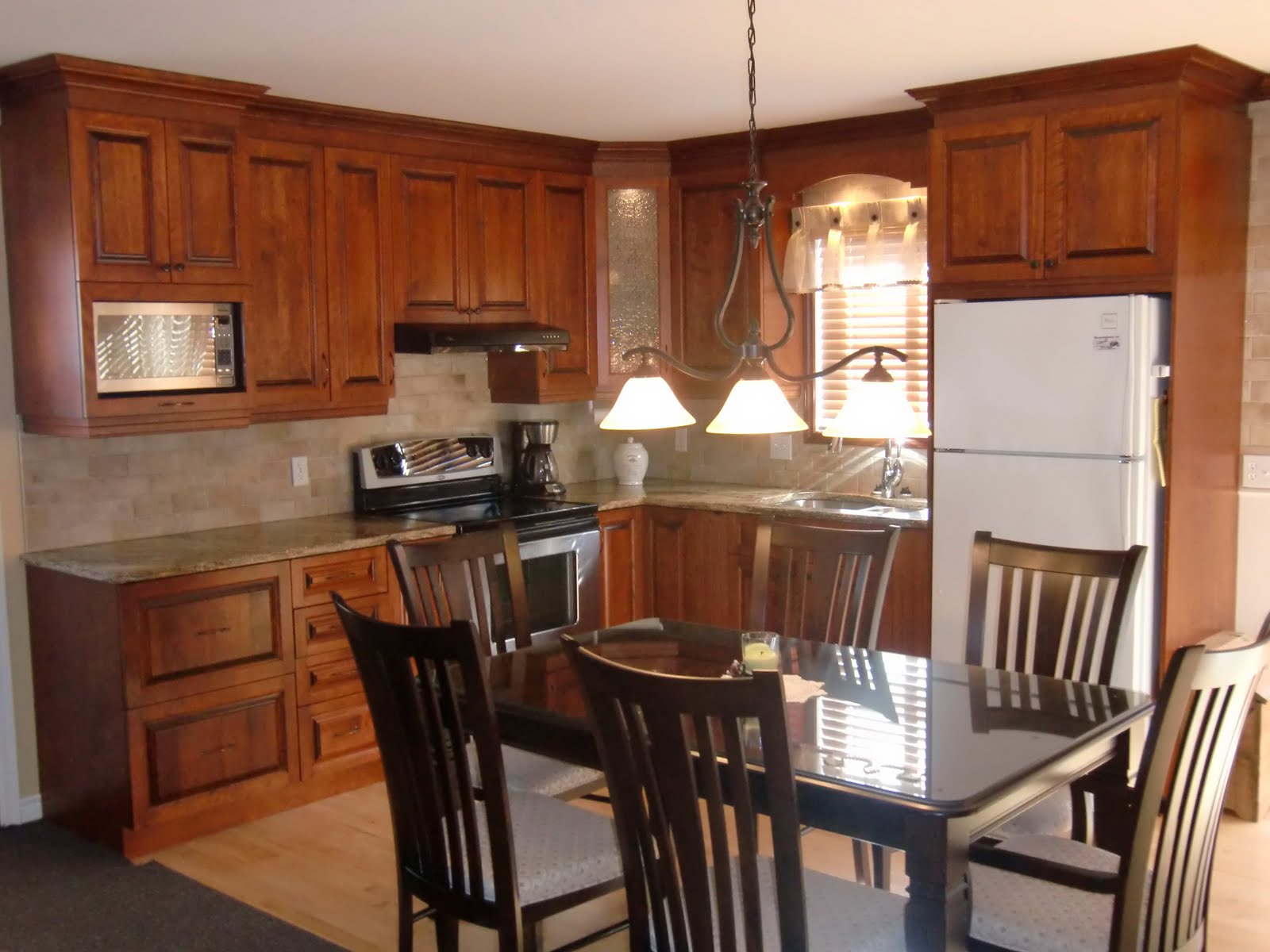 SpecialitésMM ARMOIRE DE CUISINE EN MERISIER TEINT, COMPTOIR EN GRANIT