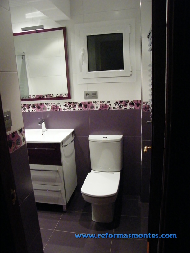 Reformas Montes: Baño en tonos lilas