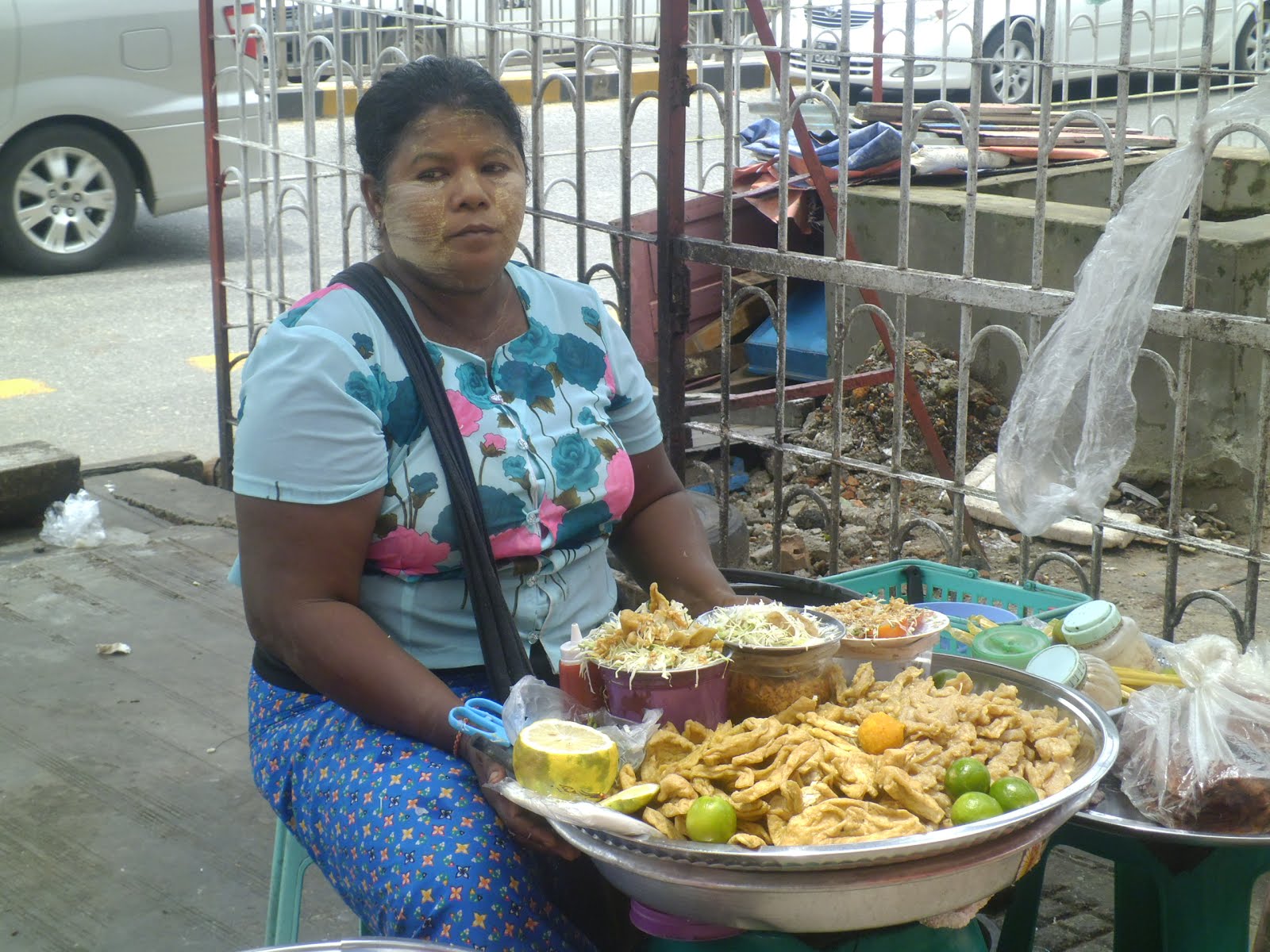 Penjual Cemilan di Yangoon