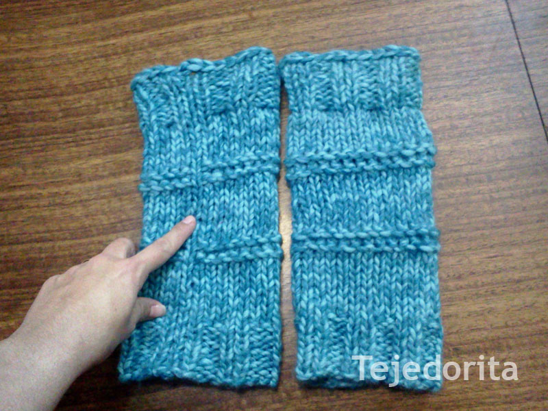 Tejedorita Polainas Com Pompones Dos Agujas