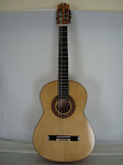 (La salerosa) guitarra de arce rizado y pino abeto con perfiles, roseta y pala de madera de olivo.