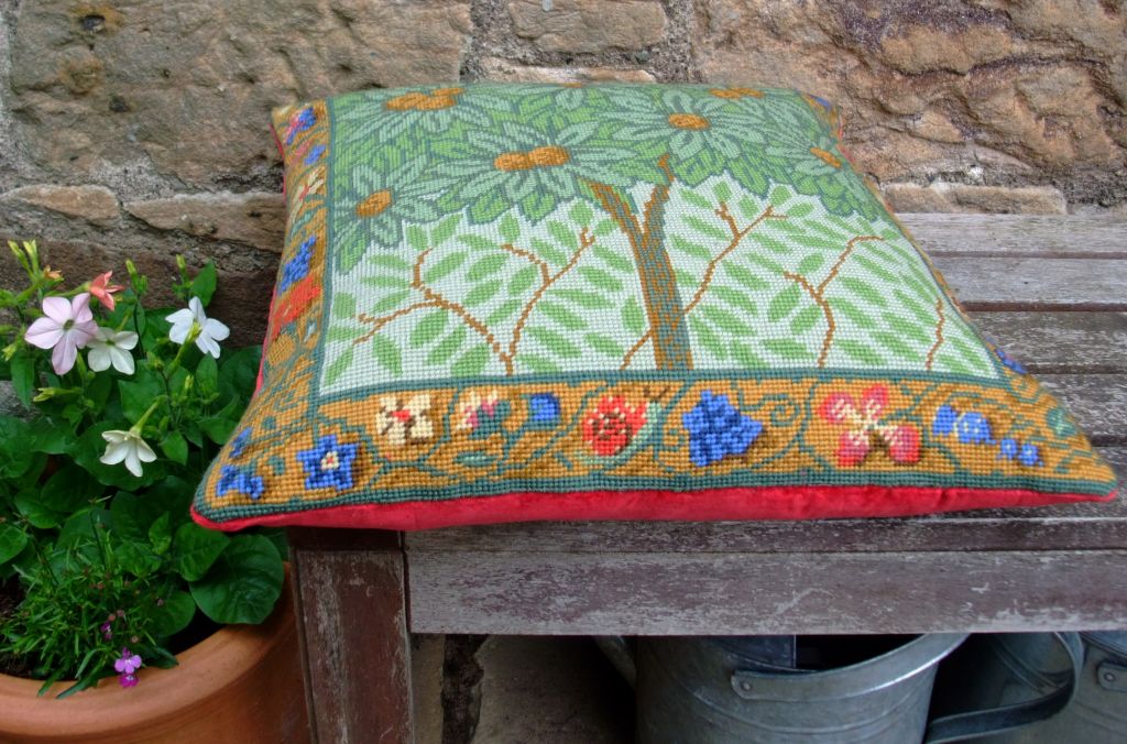 A N D A M E N T O Blocking and Backing the Tapestry Cushion