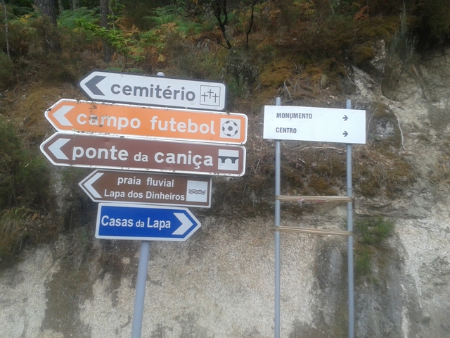 Placa indicação praia fluvial Lapa dos Dinheiros