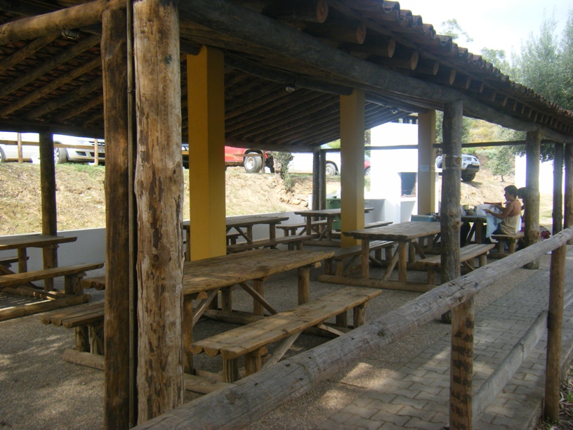 Mesas de madeira do parque de merendas