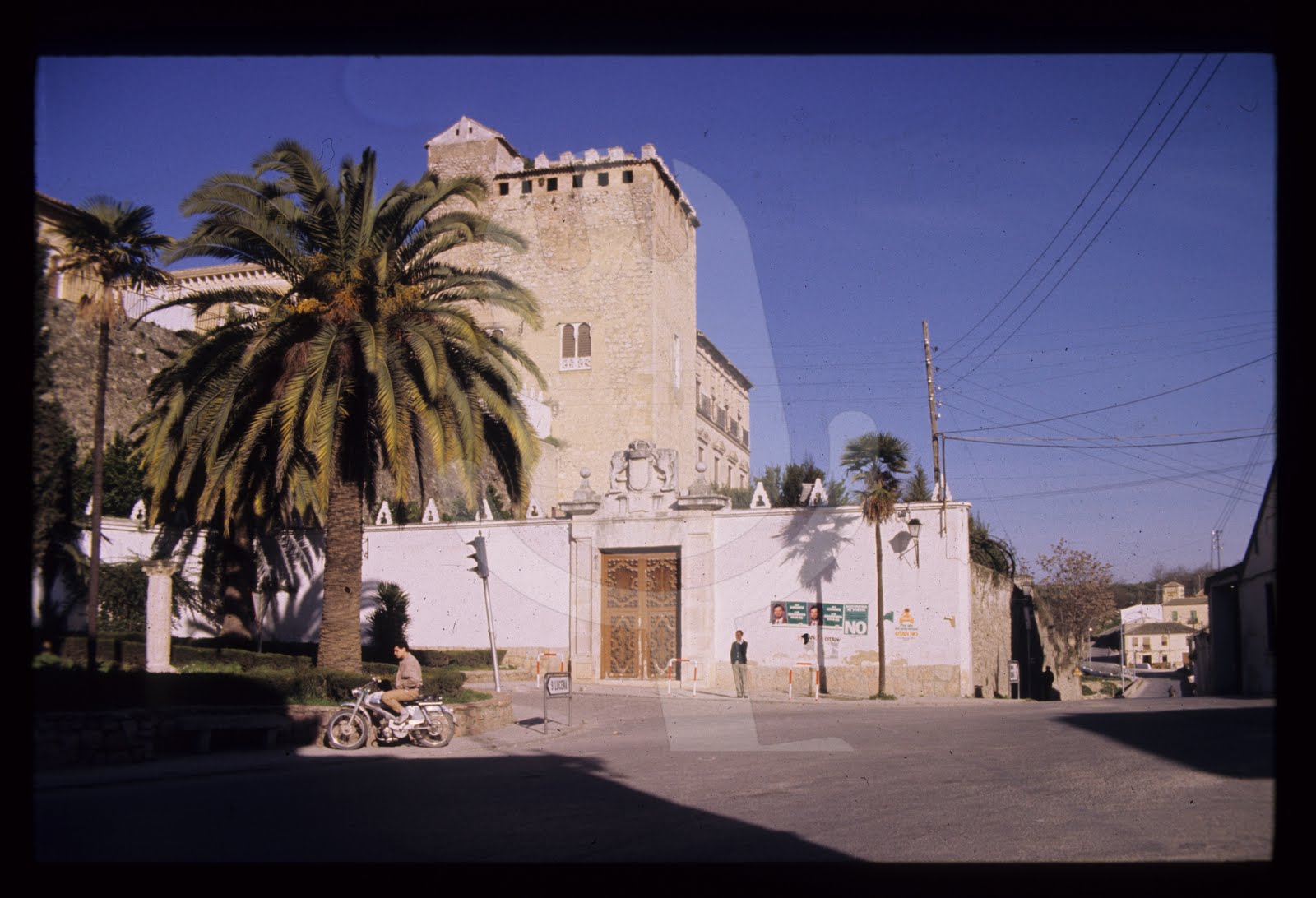 CABRA. 20 AÑOS ANTES EL PALACIO DE LOS CONDES DESDE LA PLAZA VIEJA. 1986