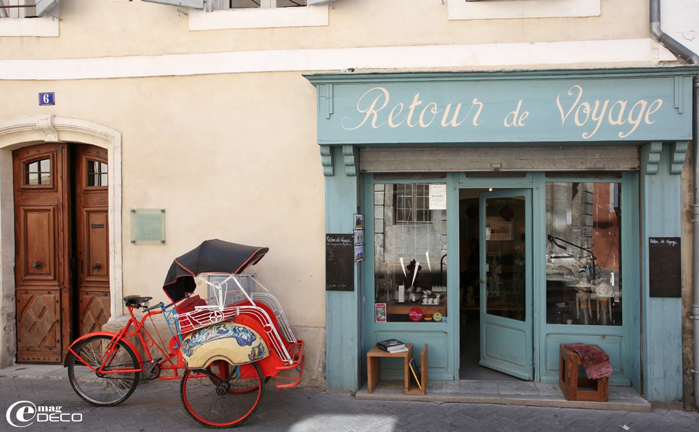 Un bécak ou cyclo-pousse indonésien devant la façade de la maison d'hôtes La Maison sur la Sorgue à L'Isle-sur-la-Sorgue