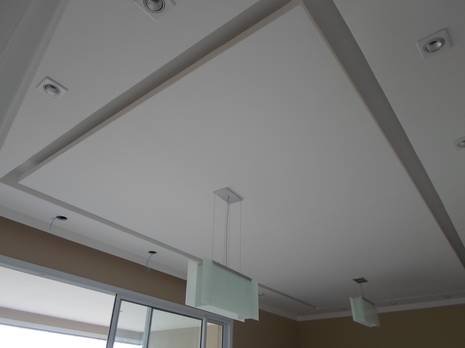 fotos de decoracao de interiores em gesso:Forro na sala com ilha, cortineiro e iluminação. fotos de decoracao de interiores em gesso:Forro na sala com ilha, cortineiro e iluminação.