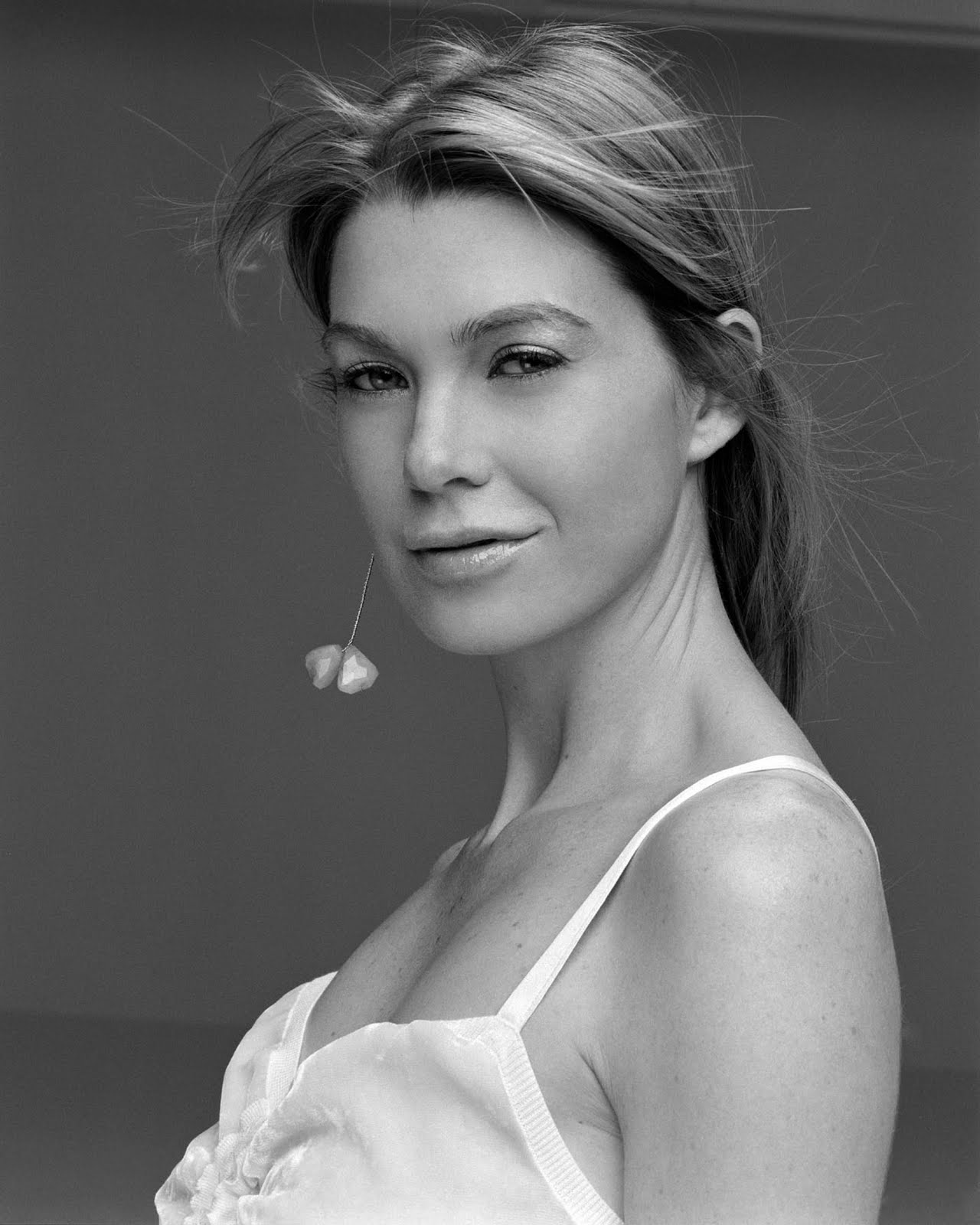 http://2.bp.blogspot.com/-WSRKAL1dyHc/Tb1qNEbDkuI/AAAAAAAACsE/d5uT5wWD9HI/s1600/EllenPompeo.jpg