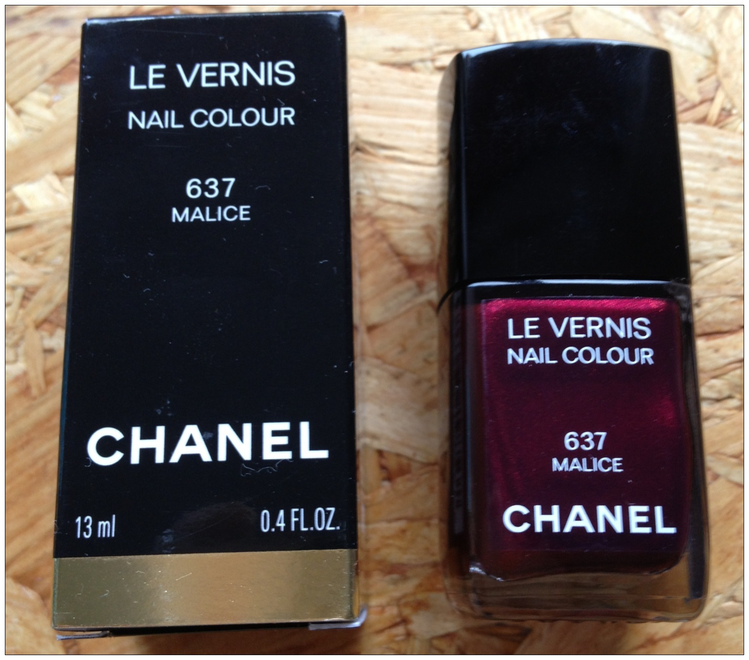 [Bild: Chanel-malice-nail-colour-3.JPG]