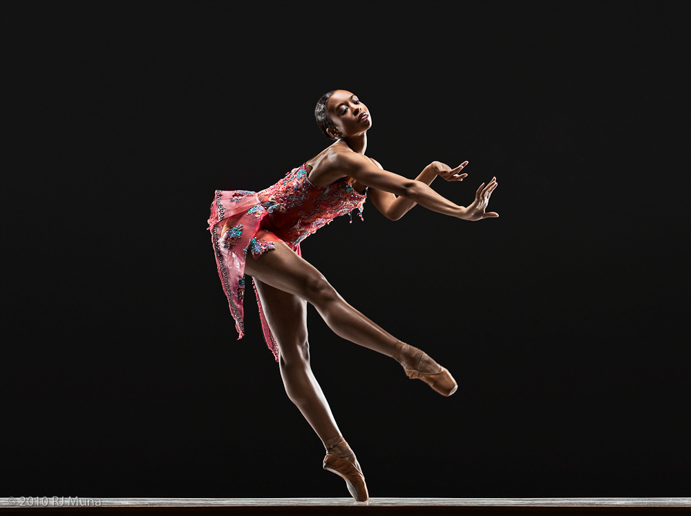 Темнокожая балерина отдалась в зале