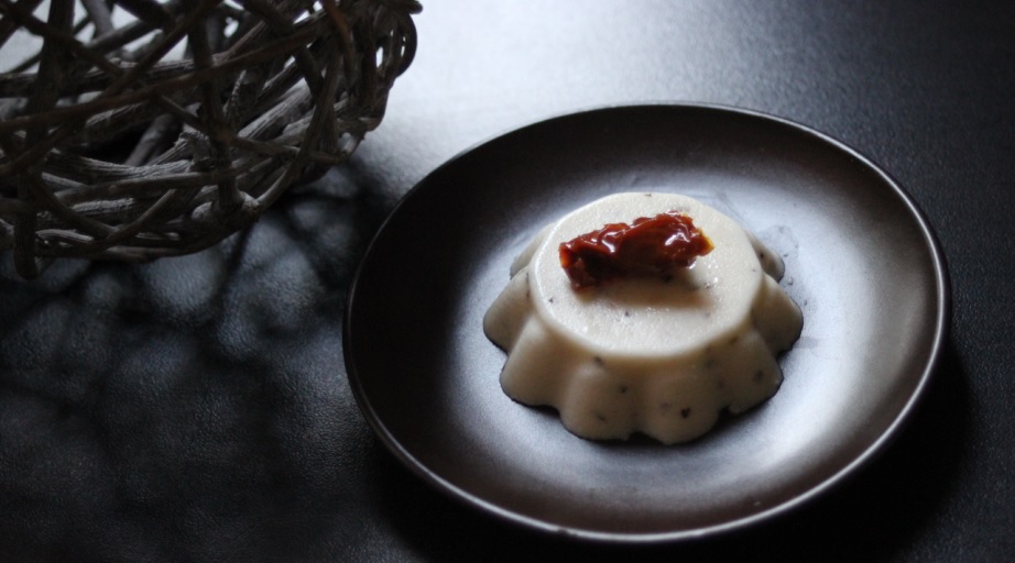 Panna cotta 250 ml de crème fraîche liquide 250 ml de lait 2 g d'agar agar 1 gousse de vanille 70 g de sucre glace coulis de fraises 100 g de fraise. Panna Cotta Parmesan Tomate Sechee Et Basilic Au Thermomix Ou Sans Papilles On Off