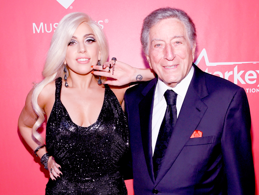 Resultado de imagem para Lady Gaga e tony bennett red carpet