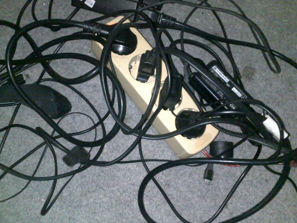 Cara Sederhana Membuat Kabel Terlihat Rapi dan Unik