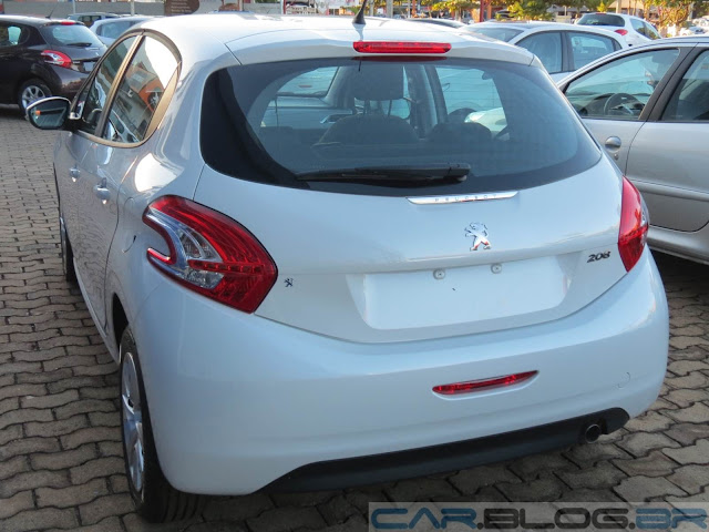 Enquanto isso, na Argentina... - Página 2 Peugeot-208-Active-Branco-Nacre+(2)