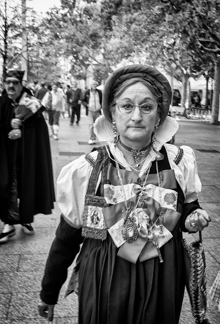 Paseando el dia del Pilar - People - Los otros