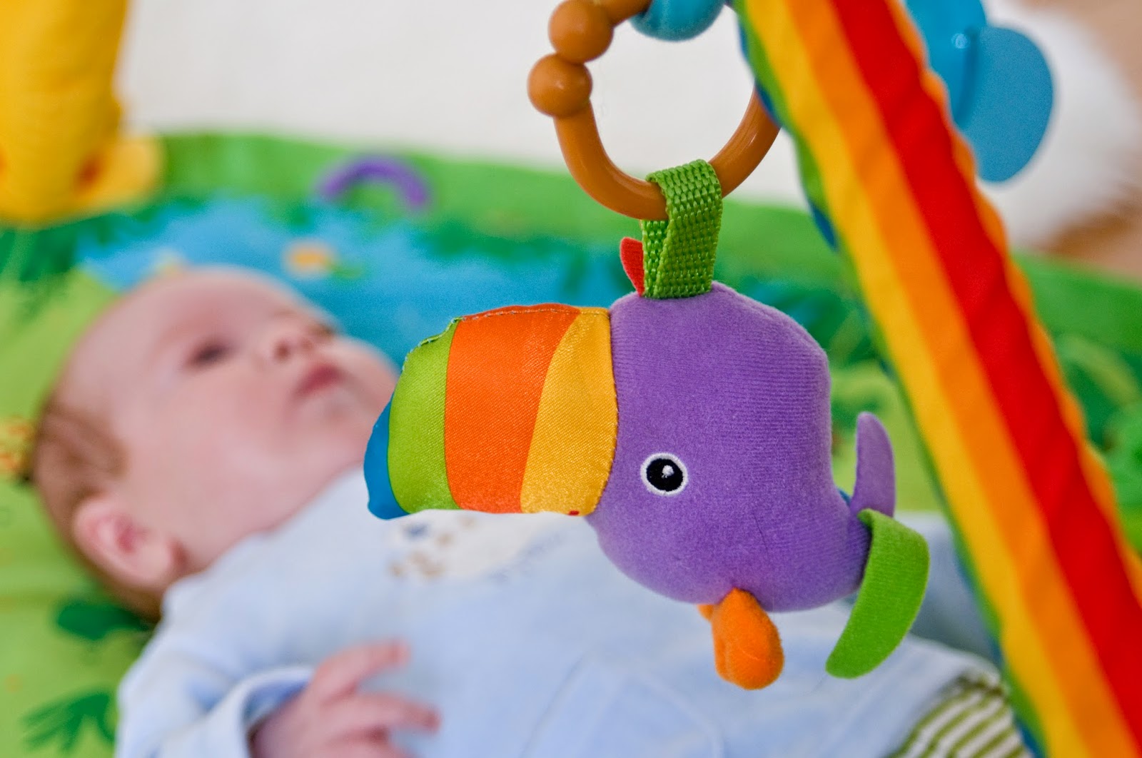 Czym Zainteresowac Niemowlaka Mata Edukacyjna Fisher Price Rainforest Centrum Zabawy Dla Najmlodszych