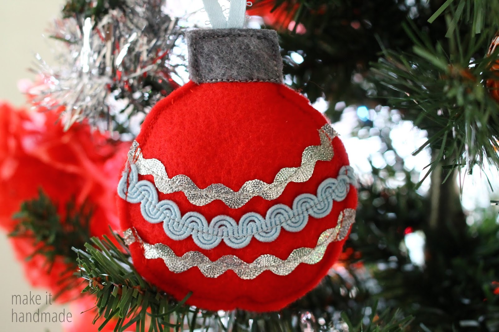 How to Make Felt Christmas Tree Ornaments From Scraps