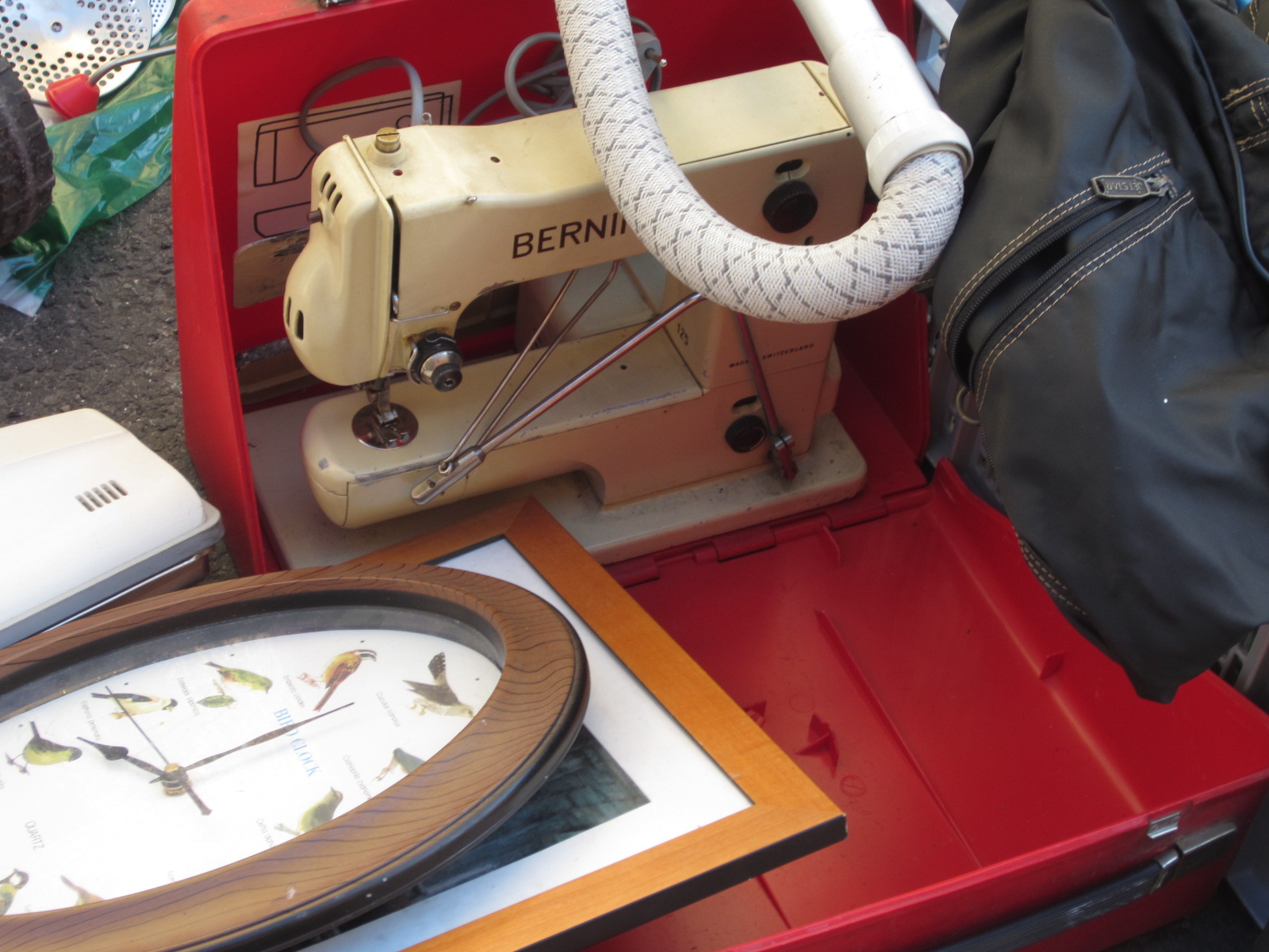 Retro Tech Geneva Friday Finds VideGrenier Sewing Machines