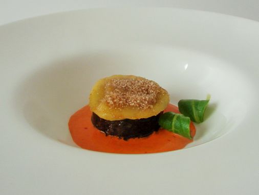 Morcilla Con Salsa Al Piquillo Y Manzana Caramelizada