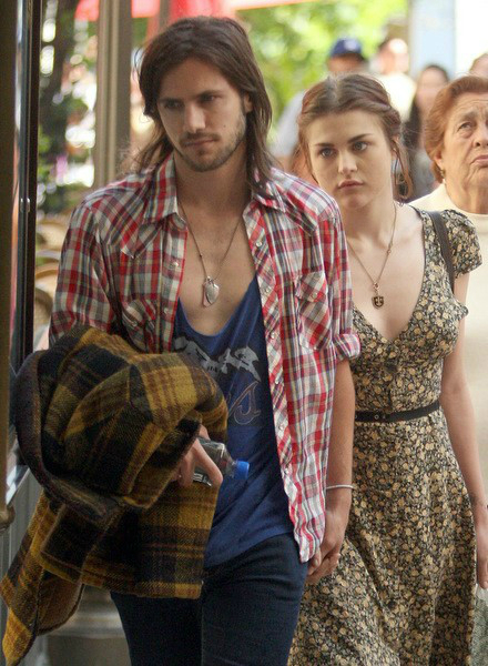 who is kurt cobain dating Yes he did date her from 1990then when dave grohl joined nirvana, he began dating kathleen hanna - tobi vail's friend and also member of bikini kill the smells like teen spirit" came about as a result of tobi and kurt dating. who is kurt cobain dating Yes he did date her from 1990then when dave grohl joined nirvana, he began dating kathleen hanna - tobi vail's friend and also member of bikini kill the smells like teen spirit" came about as a result of tobi and kurt dating.