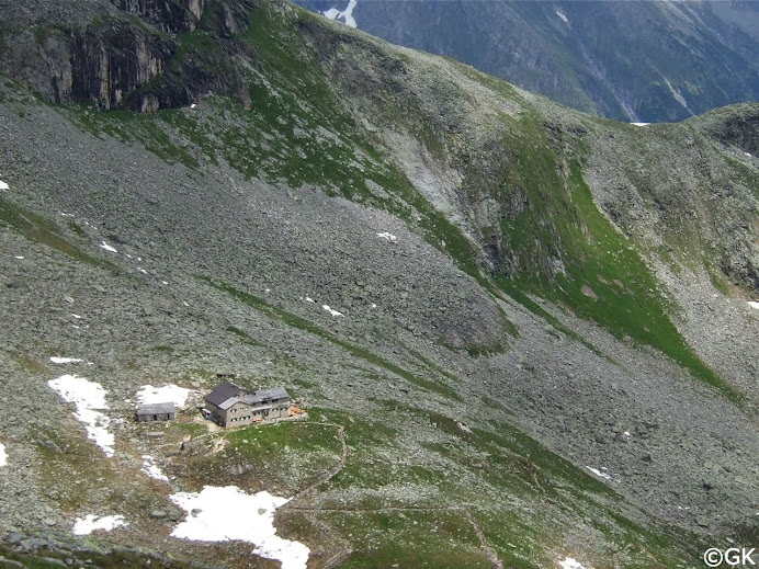 Unser Weg verläuft oberhalb der Friesenberghütte (2498 m)