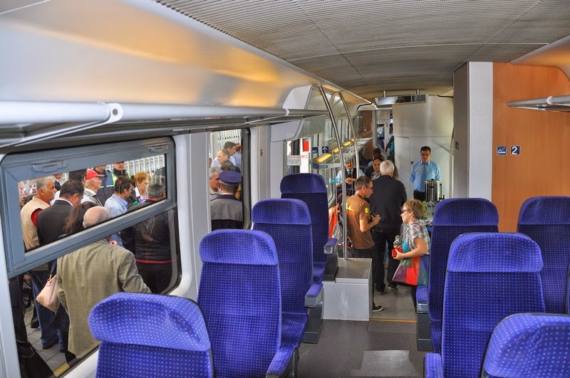 Az IC-üzemre átalakított belsőjű Desirókból adják ki a napi két pár nemzetközi vonatot