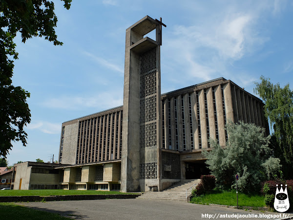 Belfort - Eglise Sainte Jeanne d'Arc  Architectes: Marcel Lods,  Jacques Beufé  Vitraux: Jean Luc Perrot  Construction: 1952 - 1957