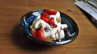 https://8bitkitchen.wordpress.com/2015/04/04/recipe-delicious-shortbread-with-strawberries-and-whipped-cream/