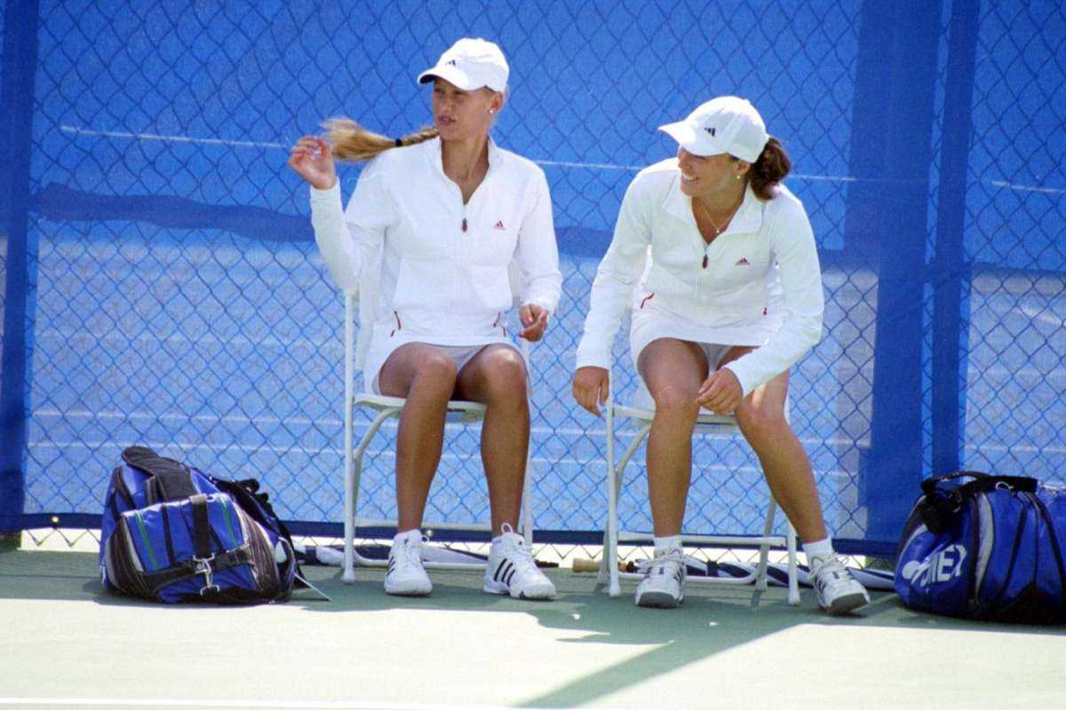 http://2.bp.blogspot.com/-WjNpnZnywSc/TyYb5NJK0PI/AAAAAAAA2ek/e6U0Ji33m1E/s1600/Anna+Kournikova+and+Martina+Hingis+Upskirt+Moment+on+Tennis+Bench.jpg