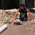 Trabajadores de la Japay con el agua hasta el cuello mientras su supervisor descansa