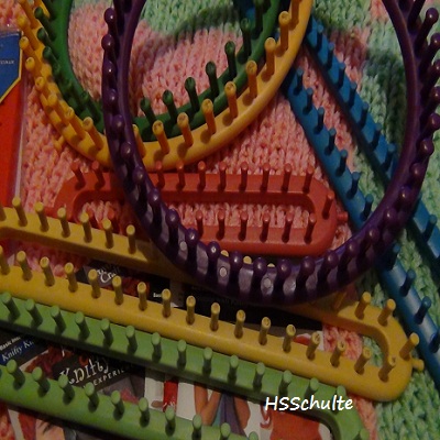 The Knifty Knitter: Choosing and Using Knifty Knitter Looms