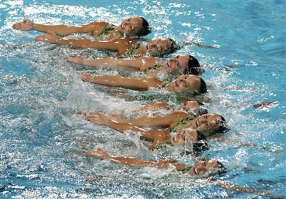 بالصور: بطلات الجمباز الإيقاعي Members+of+Canada%27s+synchronized+swimming+team