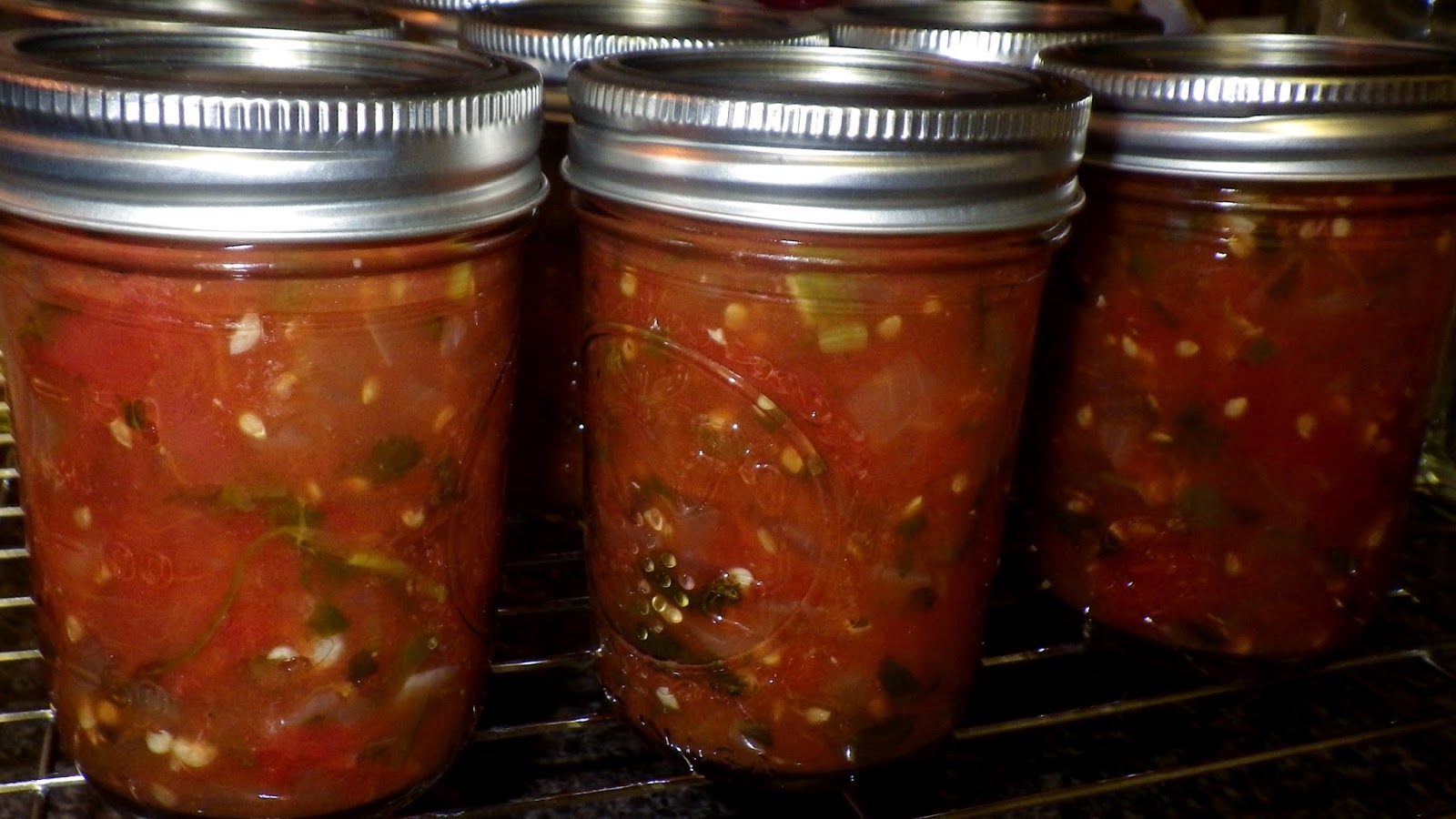 How to make delicious homemade salsa with fresh ingredients