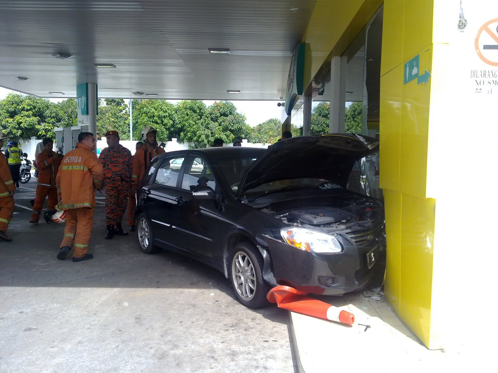 Kemalangan Pelik Di Petronas UPM DEZAMAN COTTAGE Kemalangan Pelik Di Petronas UPM DEZAMAN COTTAGE