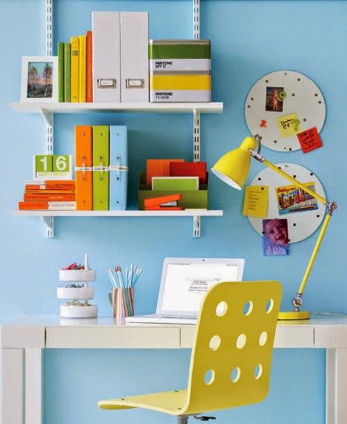 Decoração de home office em tons vibrantes e coloridos