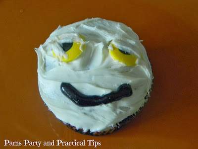 How to make a mummy cupcake