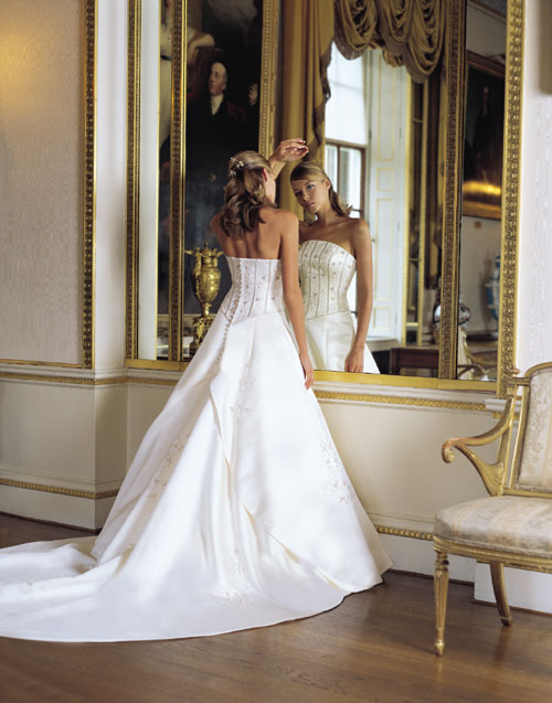 The hourglass body shape is also perfect for a strapless wedding dress