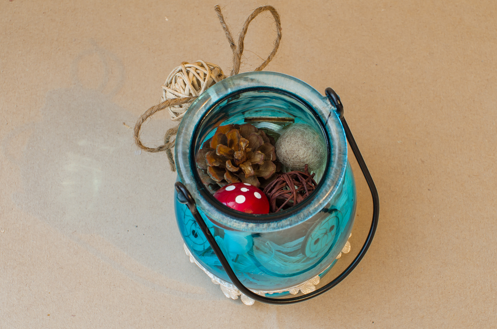 DIY birthday card in a jar - tutorial decorative stones hay mushroom felt balls fir cone burlap bows red