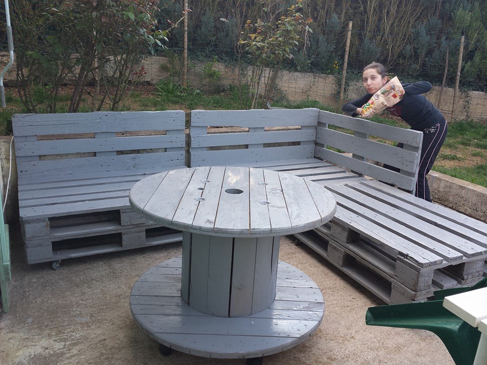 Banc en palettes et table en touret | Astuces et blagues Banc en palettes et table en touret | Astuces et blagues