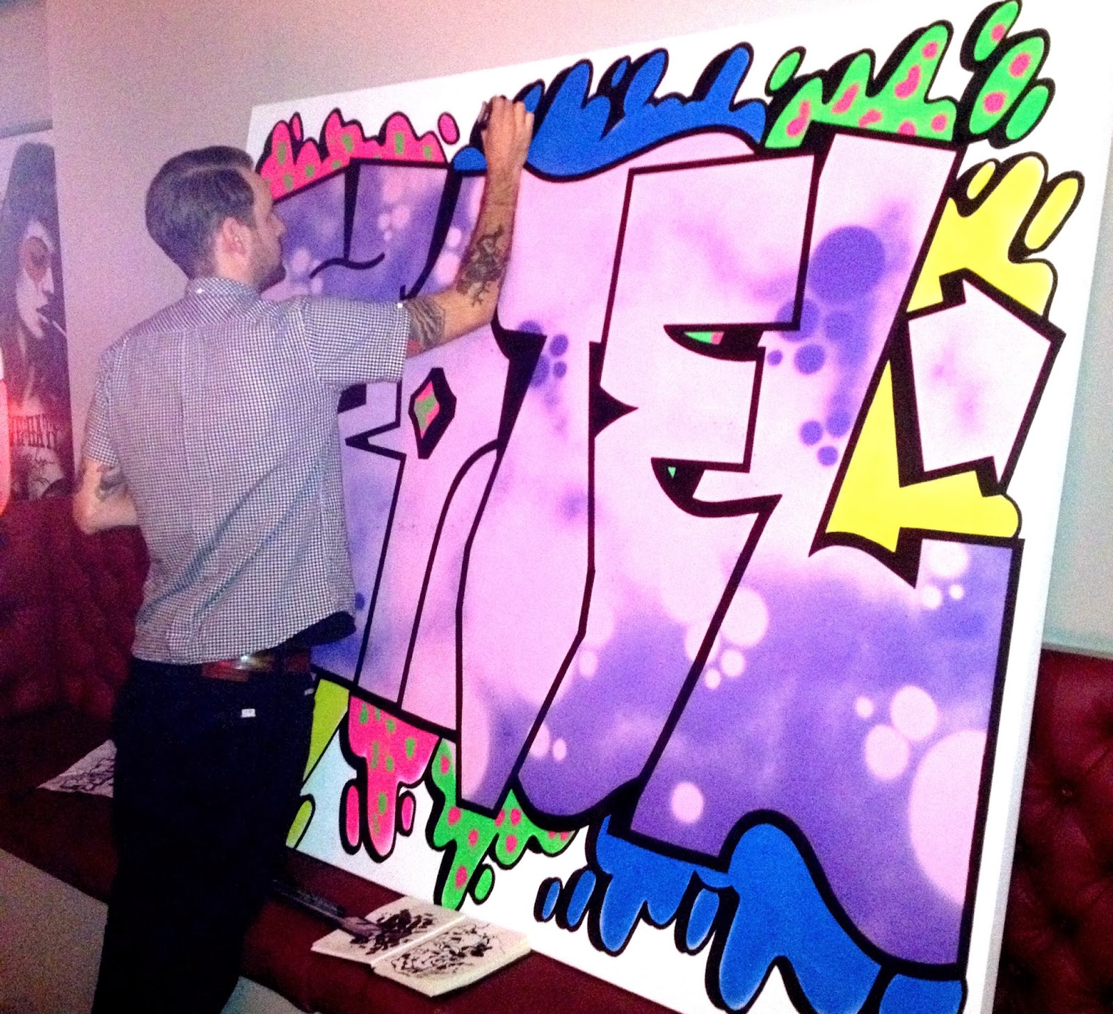 Live_graffiti_artist_at_fashion_event