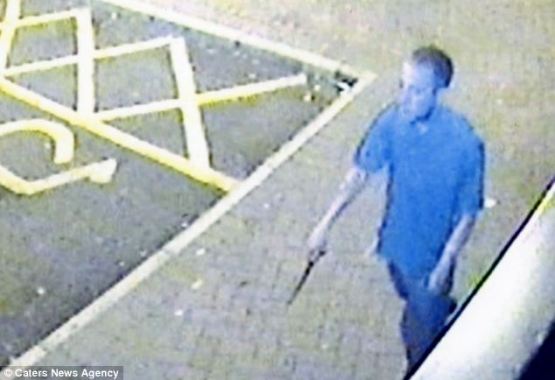 article-2076080-0F398C8F00000578-296_634x434.jpg?width=234