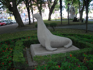 Estatua de la foca en el Parque del Muelle de Avilés