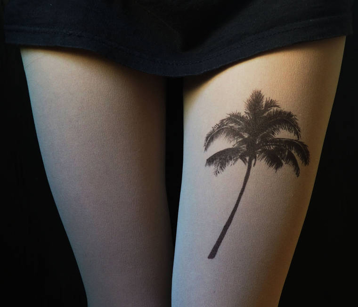Kate Muse сняла трусики под пальмой и показала татуировку на бедре