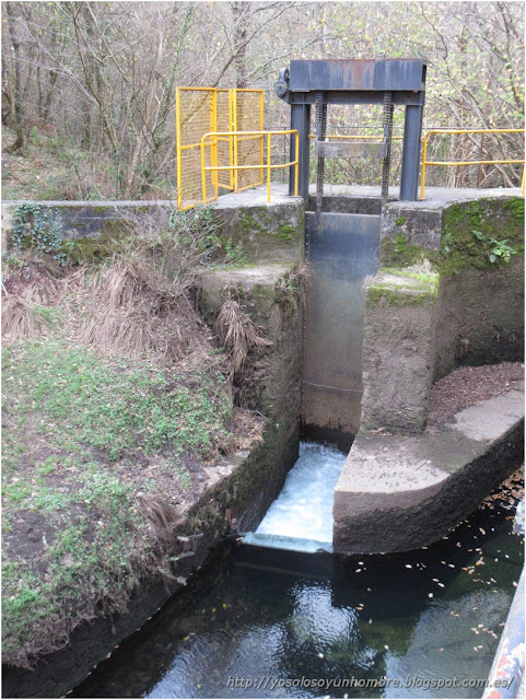 la presa de carga de agua del canal la presa de carga de agua del canal