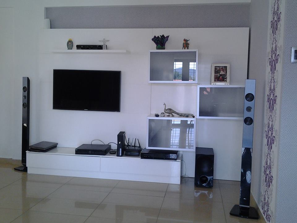 Fabricación y diseño de centros de entretenimiento. muebles ... Diseño de cosina empotradas con purrtas