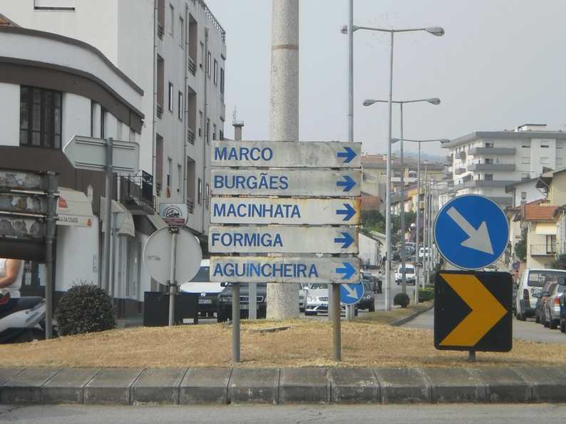 Placas de indicação para diferentes zonas da cidade